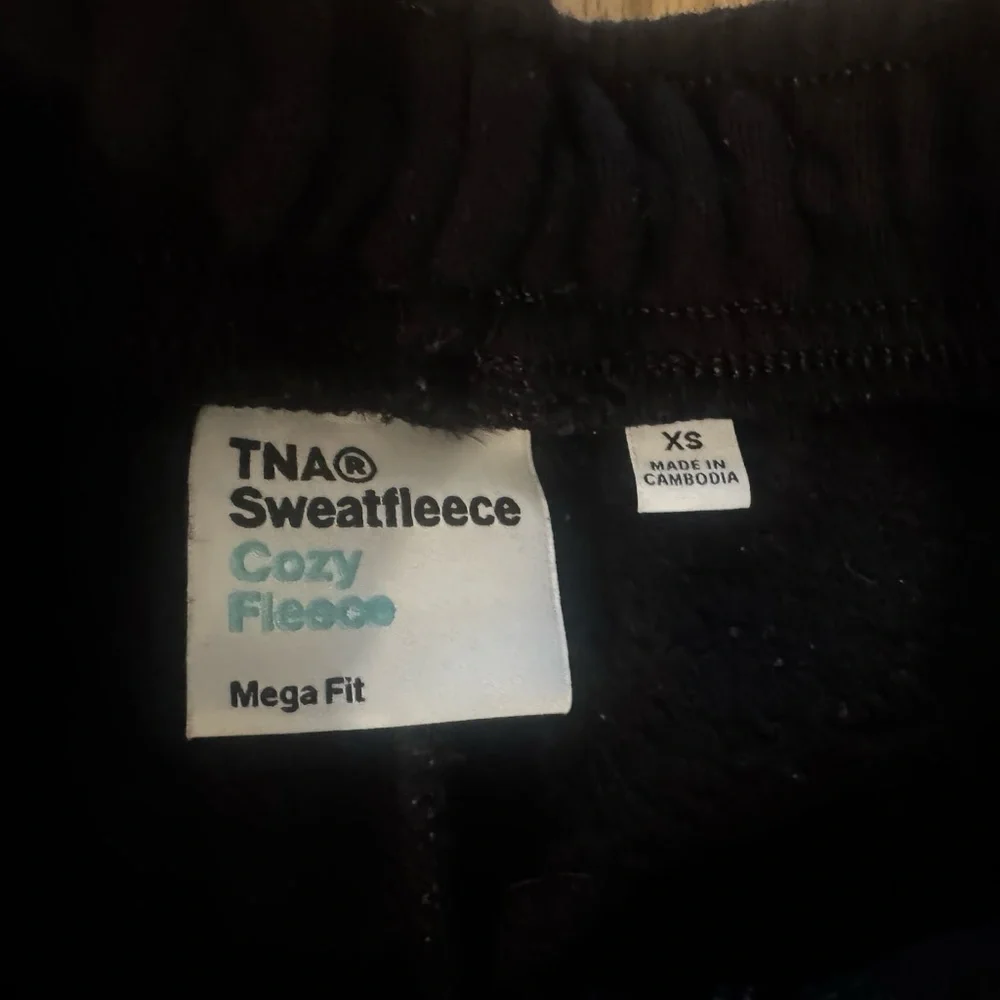 Aritzia TNA Cozy SweatFleece Mega Cargo Sweatpants in Black - Picture 3 of 5